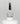 Nahaufnahme einer offenen Longlife UV-Lack Make it Matt Flasche. Die Farbe ist transparent doch leicht milchig. Der UV-Nagellack tropft am Pinsel herunter.