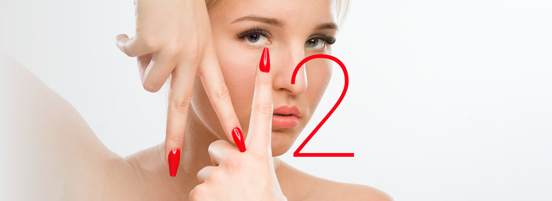 Bild einer Frau, welche den Buchstaben N mit ihren Fingern formt. Neben dem N befindet sich eine 2, um gemeinsam den Markennamen N2 zu deuten. Die Fingernägel und die 2 sind leuchtend rot.