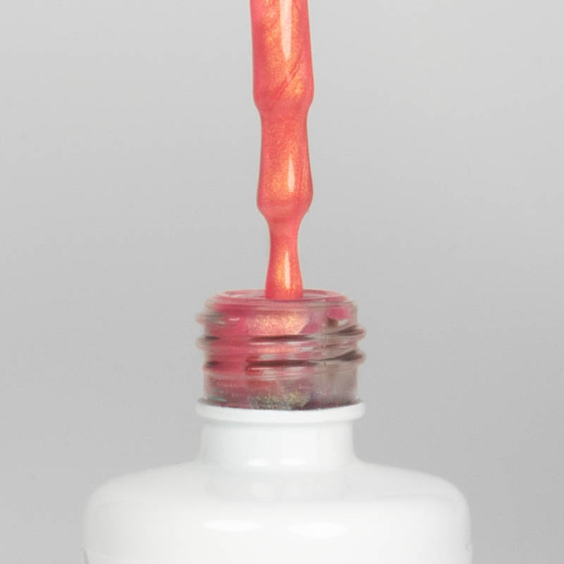 Nahaufnahme einer offenen Longlife UV-Lack Bella Francesca Flasche. Die Farbe ist ein Lachs-Rosé mit Gold Metallic Effekt. Der UV-Nagellack tropft am Pinsel herunter.