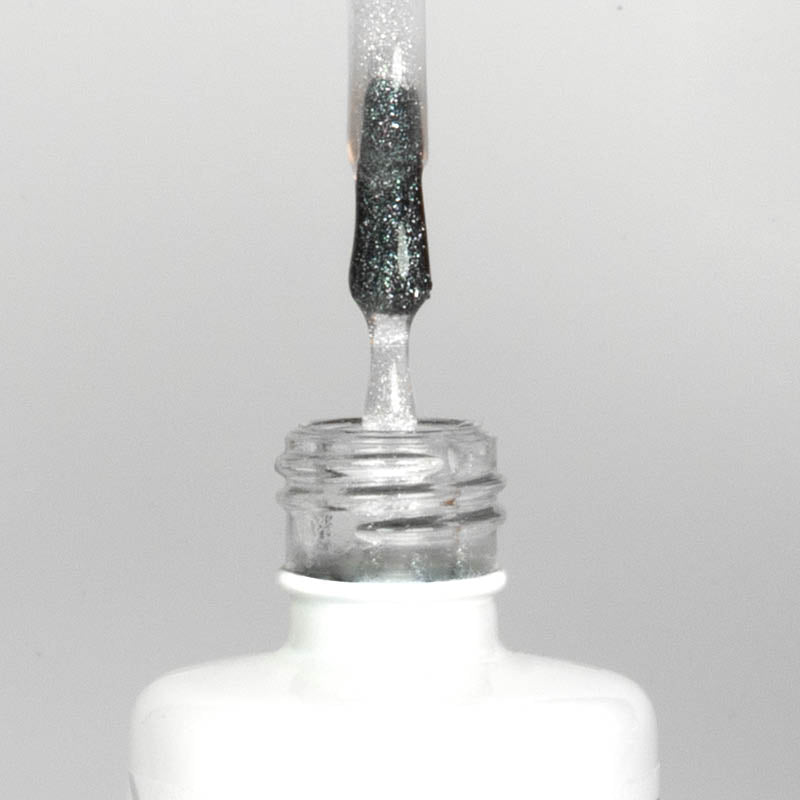 Nahaufnahme einer offenen Longlife UV-Lack Diamond Gloss Flasche. Die Farbe ist transparent mit silber Glitzer-Effekt. Der UV-Nagellack tropft am Pinsel herunter.