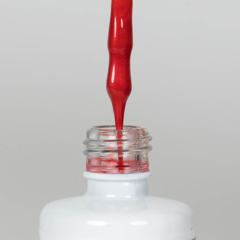 Nahaufnahme einer offenen Longlife UV-Lack Metallic Melon Flasche. Die Farbe ist ein intensives Rot mit Metallic-Effekt. Der UV-Lack tropft am Pinsel herunter.