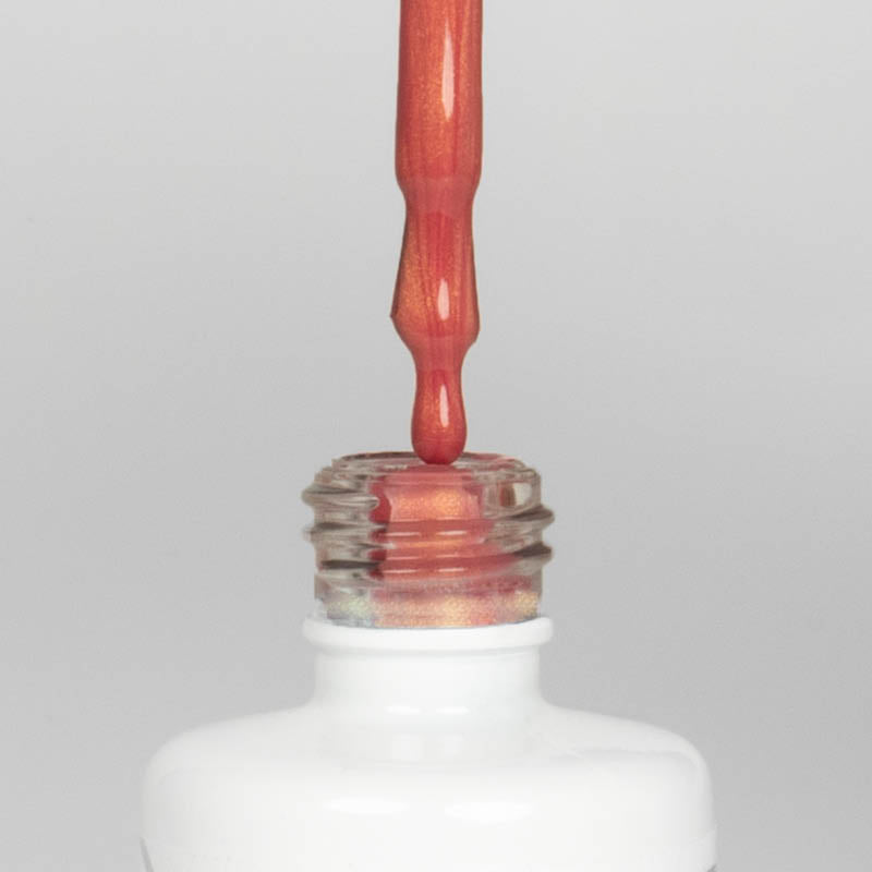 Nahaufnahme einer offenen Longlife UV-Lack Metallic Salmon Gold Flasche. Die Farbe ist ein Lachs-Orange mit goldenem Metallic_Effekt. Der UV-Lack tropft am Pinsel herunter.