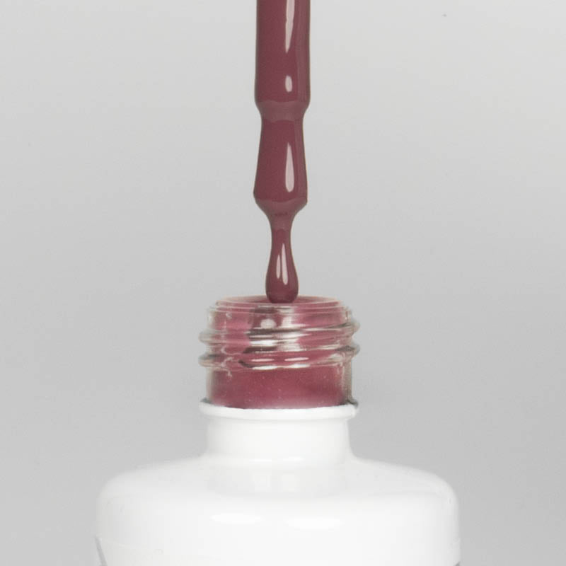 Nahaufnahme einer offenen Longlife UV-Lack Mulberry Flasche. Die Farbe ist ein Rosa mit niedriger Sättigung. Der UV-Lack tropft am Pinsel herunter.