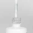 Nahaufnahme einer offenen Longlife UV-Lack Natural White Flasche. Die Farbe ist ein Off_White. Der UV-Nagellack tropft am Pinsel herunter.
