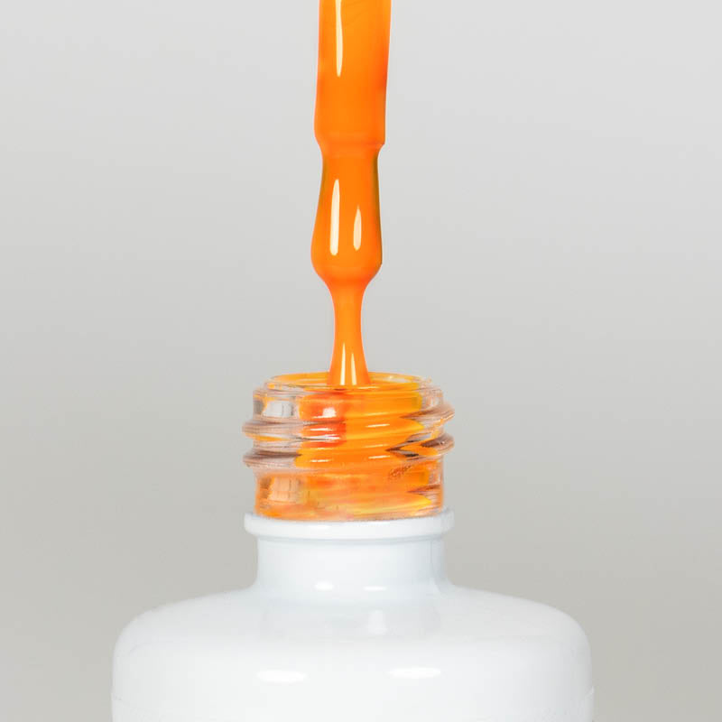 Nahaufnahme einer offenen Longlife UV-Lack Neon Mandarine Flasche. Die Farbe ist ein knalliges Orange mit hoher Sättigung. Der UV-Lack tropft am Pinsel herunter.