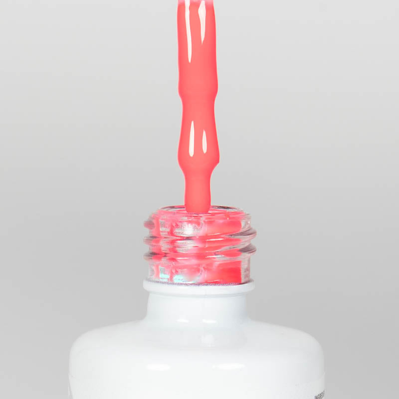Nahaufnahme einer offenen Longlife UV-Lack Neon Pink Flasche. Die Farbe ist ein knalliges Pink mit hoher Sättigung. Der UV-Lack tropft am Pinsel herunter.