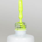 Nahaufnahme einer offenen Longlife UV-Lack Neon Poison Green Flasche. Die Farbe ist ein knalliges Gelb-Grün mit hoher Sättigung. Der UV-Lack tropft am Pinsel herunter.