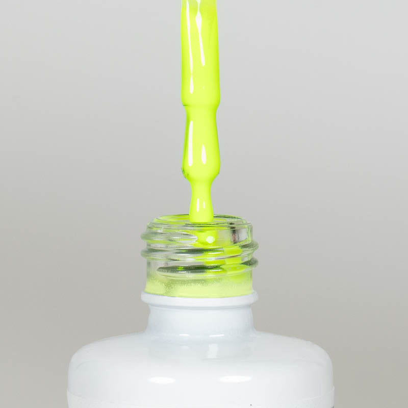 Nahaufnahme einer offenen Longlife UV-Lack Neon Poison Green Flasche. Die Farbe ist ein knalliges Gelb-Grün mit hoher Sättigung. Der UV-Lack tropft am Pinsel herunter.