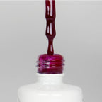 Nahaufnahme einer offenen Longlife UV-Lack Neon Violet Flasche. Die Farbe ist ein knalliges dunkles Violett mit hoher Sättigung. Der UV-Lack tropft am Pinsel herunter.