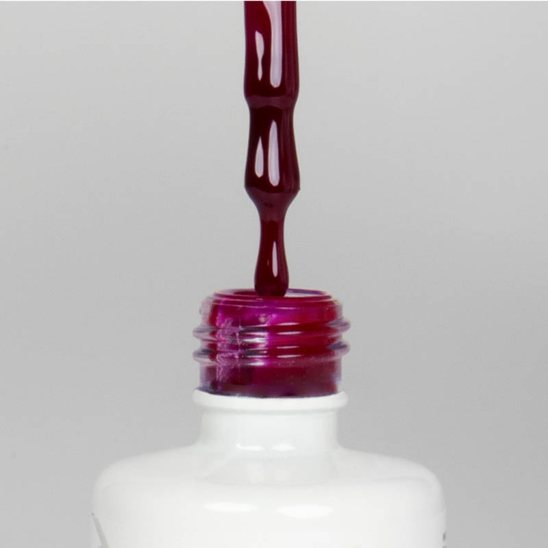 Nahaufnahme einer offenen Longlife UV-Lack Neon Violet Flasche. Die Farbe ist ein knalliges dunkles Violett mit hoher Sättigung. Der UV-Lack tropft am Pinsel herunter.
