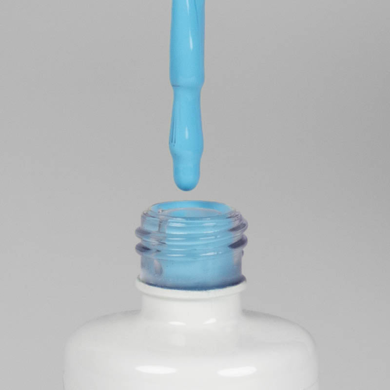Nahaufnahme einer offenen Longlife UV-Lack Pastel Blue Flasche. Die Farbe ist ein knalliges helles Blau. Der UV-Lack tropft am Pinsel herunter.