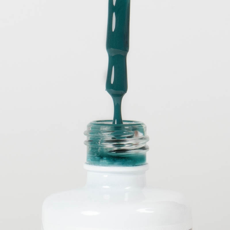 Nahaufnahme einer offenen Longlife UV-Lack Quetzal Green Flasche. Die Farbe ist ein Türkis. Der UV-Lack tropft am Pinsel herunter.