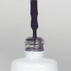 Nahaufnahme einer Longlife UV-Lack Shark Flasche. Die Farbe ist Dunkelblau-Violett mit geringer Sättigung. Der UV-Lack tropft am Pinsel herunter.
